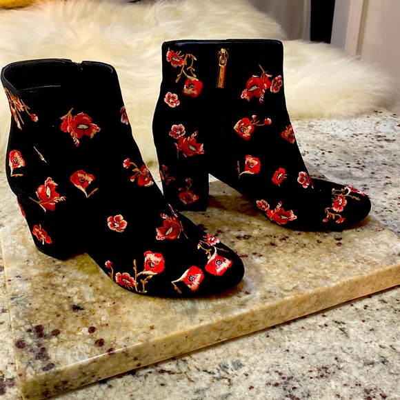 Karl Lagerfeld Paris, Black Suede Leather Short Boot Embroidered Flowers Sz: 8.5 - Picture 2 of 8